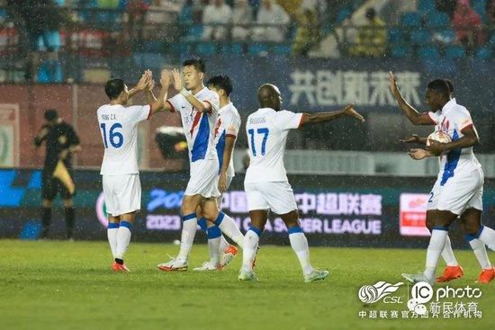 周霞坐在一把有靠背的大椅子上，杨若晴坐在她面前。